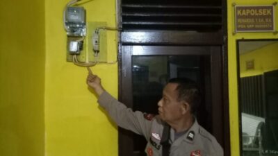 Antisipasi Kebakaran, Anggota Jaga Polsek Benua Kayong Kalbar Cek Instalansi Listrik Mako