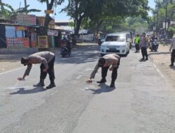 Antisipasi Kecelakaan, Polsek Karangawen Tandai Jalan Berlubang
