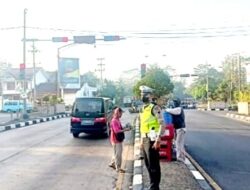 Antisipasi Kemacetan, Unit Lantas Polsek Sidomukti Laksanakan Pengaturan Di Perempatan JLS Kecandran