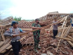 Wujud Sinergitas Polsek Sukolilo dan Koramil 04 Kerja Bakti Pasca Bencana Puting Beliung