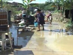 Banjir Bandang Surut, Warga Kebonbatur Demak Bersihkan Lumpur Rumah