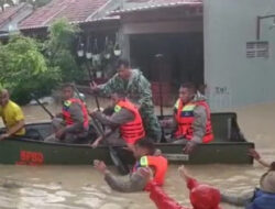 Tim SAR Brimob Polda Jateng Evakuasi Warga Korban Banjir di Perumahan Dinar Indah Semarang