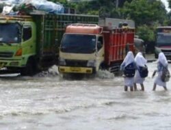 Banjir Demak Setinggi 40 Centimeter Mengakibatkan Kemacetan Pantura hingga 2 Kilo Meter