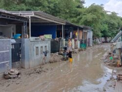 Banjir Mulai Surut, Bhabinkamtibmas Polsek Mranggen Bantu Warga Bersihkan Sampah Dan Lumpur
