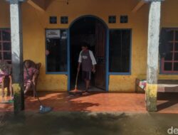 Banjir Mulai Surut, Warga Prampelan Demak Bersih-bersih Rumah