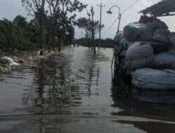Banjir Mulai Surut, Warga Prampelan Kabupaten Demak Bersih-bersih Rumah