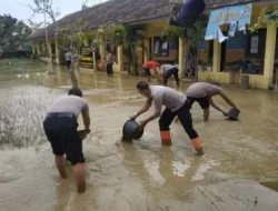 Banjir Surut di Pati Sisakan Tumpukan Lumpur di Sekolah, Polisi hingga Guru Kerja Bakti