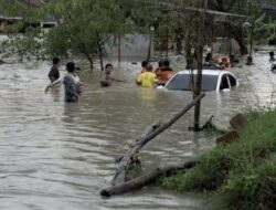 Banjir Tiba-tiba Terjang Tembalang Semarang, Warga Naik ke Atap Rumah
