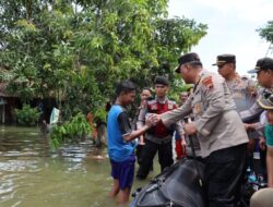 Banjir di Demak, Polres Demak Hadir Bagikan Sembako serta obat-obatan Kepada Warga
