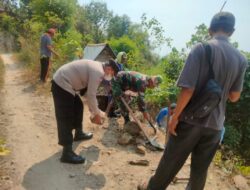 Bantu Warga Kerja Bakti, Bhabinkamtibmas Polsek Sluke dan Babinsa Bersinergi