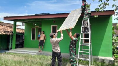 Bantu warga Tunanetra, Bhabinkamtibmas Bersama Babinsa Perbaiki Atap Rumah warga Binaannya