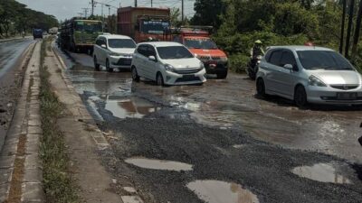 Banyak Lubang di Jalan Pantura Demak-Semarang KM 16, Waspadalah