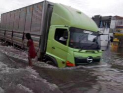 Banyak Terjebak Banjir di Pantura Kaligawe Semarang, Sopir Truk Pasrah