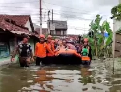 Belum Surut, Polresta Pati dan Relawan Keliling Pantau Banjir di Pati