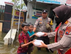 Berkolaborasi, Polwan Polresta Pati bersama Brimob dan TNI Distribusikan Ratusan Makanan untuk Korban Banjir