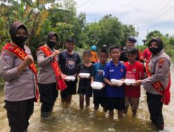 Bersama Brimob dan TNI, Polwan Polresta Pati Bagikan Ratusan Makanan untuk Korban Banjir