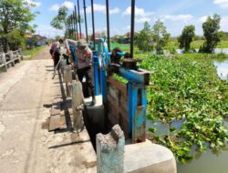 Bersama Warga, Polsek Karangtengah Kerja Bhakti Bersihkan Sungai