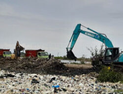 Bersihkan Lautan Sampah di Kampung Nelayan Tambakrejo, Kerahkan Dua Alat Berat