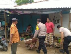 Bhabinkamtibmas Botosengon Sinergi Dengan Babinsa Bantu Masyarakat Bangun Rumah