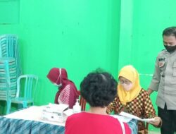 Bhabinkamtibmas Bulustalan Semarang Monitoring Vaksinasi Booster Lansia Di Aula Kelurahan