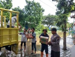 Bhabinkamtibmas Dan Babinsa Kawal Pendisitribusian Penyaluran Sembako Warga Terdampak Banjir