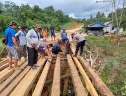 Bhabinkamtibmas Desa Binjai Hilir Sintang Kalbar Bersama Masyarakat Perbaiki Jembatan