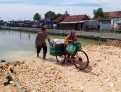 Bhabinkamtibmas Desa Purworejo Bonang Membantu Pedagang Yang Terjebak Banjir