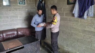 Bhabinkamtibmas Mangunsari Berikan Bantuan Secara Dor To Door