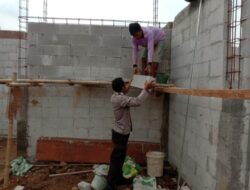 Bhabinkamtibmas Polsek Bonang Bantu Pasang Herbel Bangunan Rumah Warga Poncoharjo