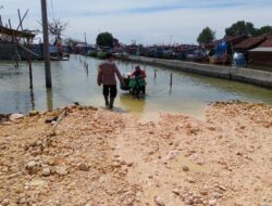 Bhabinkamtibmas Polsek Bonang Demak Membantu Pedagang Yang Terjebak Banjir