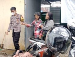 Bhabinkamtibmas Polsek Purwokerto Selatan Banyumas Evakuasi Warga yang Tergeletak Karena Sakit