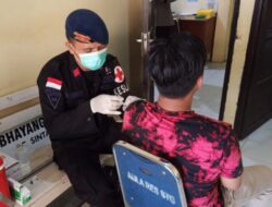 Brimob Kalbar Bantu Pemerintah Pusat Untuk Vaksinasi Keplosok Kalimanta Barat