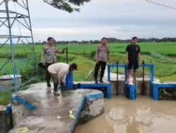 Cegah Banjir, Bhabinkamtibmas Polsek Kaliori Bantu Warga Bersihkan Sampah Di Sungai