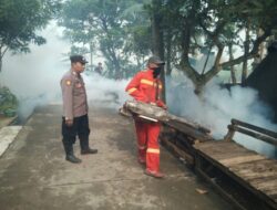 Cegah DBD Bhabinkamtibmas Polsek Guntur Dampingi Petugas Fogging