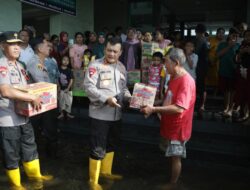 Cek Lokasi Banjir di Semarang, Kapolda Terjunkan Bansos Tim Kesehatan dan Dapur Lapangan