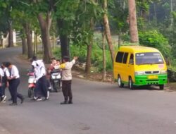 Cipta Kelancaran Lalu Lintas, Bhabinkamtibmas Aipda Tri Zulfriyatno PH Pagi Di Simpang Empat SMP N 41 Semarang