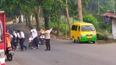 Cipta Kelancaran Lalu Lintas, Bhabinkamtibmas Aipda Tri Zulfriyatno PH Pagi Di Simpang Empat SMP N 41 Semarang