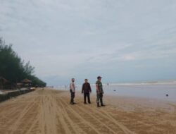 Cuaca Tak Menentu, Anggota Polsek Lasem dan TNI Pantau Gelombang Air Laut