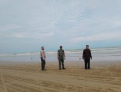 Anggota Polsek Lasem Pantau Gelombang Air Laut Pesisir Pantai Utara