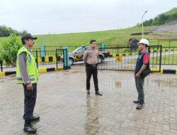 Curah Hujan Meningkat, Anggota Polsek Gunem Monitoring Debit Air di Waduk Panohan