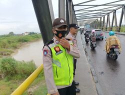 Curah Hujan Meningkat, KSPKT Polsek Kebonagung Demak Monitoring Debit Air Sungai Tuntang