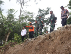 Tebing Setinggi 40 Meter di Karangkobar Banjarnegara Longsor, TNI Polri bersama Warga Kerja Bakti