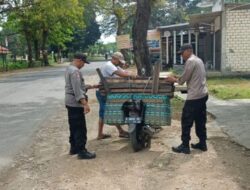 Dapati Pengendara Yang Motornya Mogok, Aanggota Polsek Sale Sigap Bantu