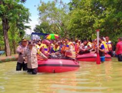 Dengan Dikawal Polisi, Mensos Kunjungi Lokasi Banjir di Kabupaten Pati