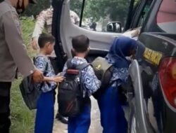 Dengan Wajah Riang Gembira, Anak-anak Sekolah Di antarkan Pulang Oleh Anggota Polsek Pancur