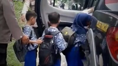 Senangnya Anak-anak Sekolah di Rembang Di Antar Pulang Pak Polisi Pakai Mobil Patroli