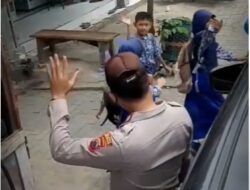 Anak-anak Sekolah Riang Gembira Di antarkan Pulang Oleh Anggota Polsek Pancur