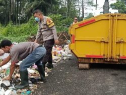 Di Banyumas, TNI-Polri Bahu Membahu Membersihkan Tumpukan Sampah