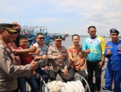 Diatas Kapal, Kapolda Kalbar Gelar Jum’at Curhat tampung Aspirasi dan Keluhan Nelayan