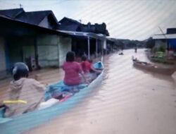 Diterjang Banjir, Siswa di Pati ke Sekolah Naik Perahu
